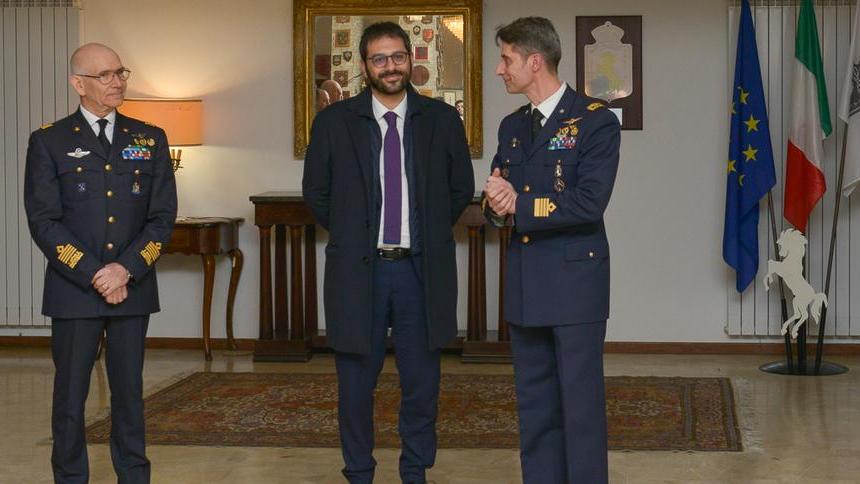 Il sottosegretario in visita alla base del 4° Stormo