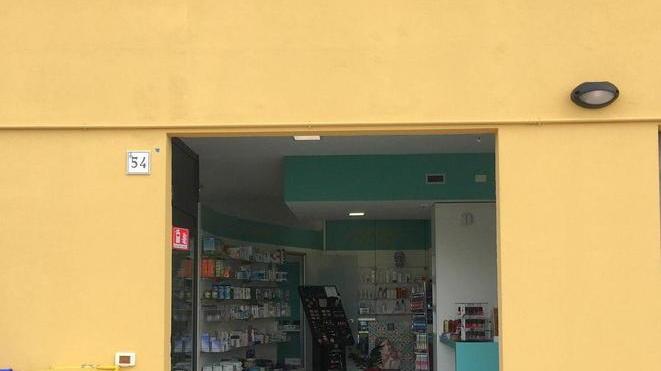 Con l’auto rubata sfondano la vetrina della farmacia per rubare 300 euro