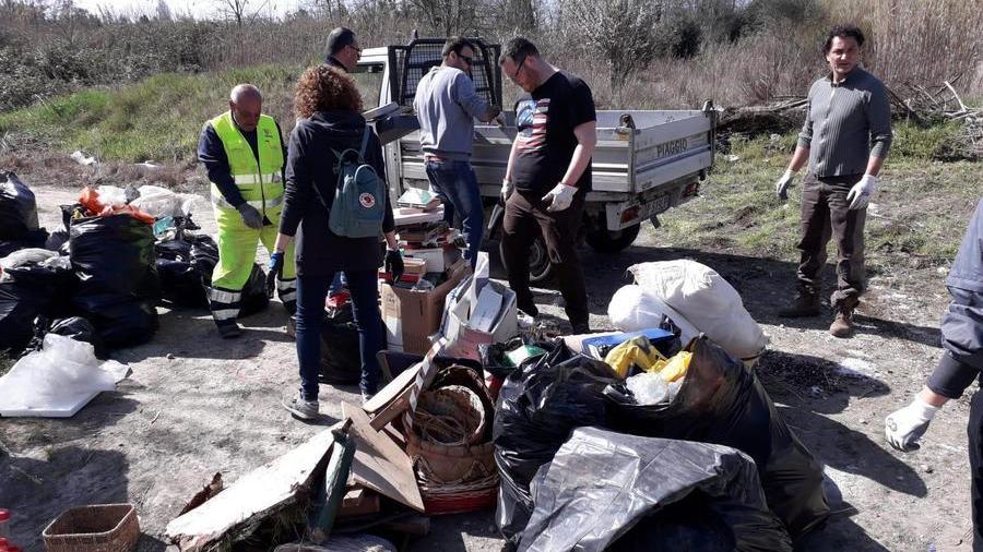 Discarica abusiva ripulita grazie a un’associazione