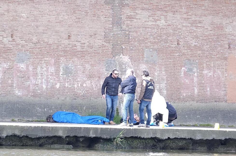 Era riverso sul cemento con il suo zaino