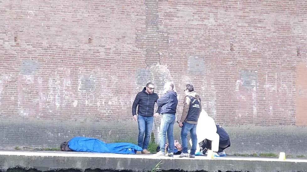 Era riverso sul cemento con il suo zaino