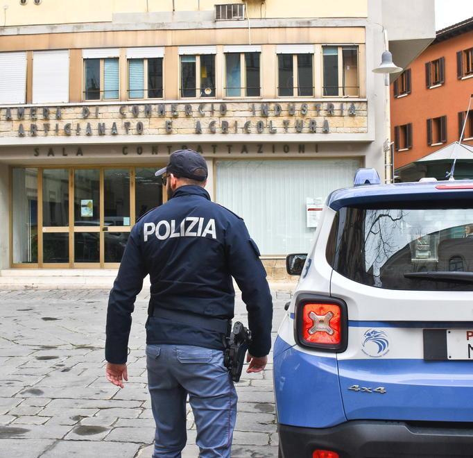 Agenti della polizia di Stato davanti alla Camera di Commercio per l'allarme bomba (Foto Agenzia Bf)