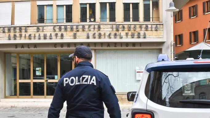 Agenti della polizia di Stato davanti alla Camera di Commercio per l'allarme bomba (Foto Agenzia Bf)