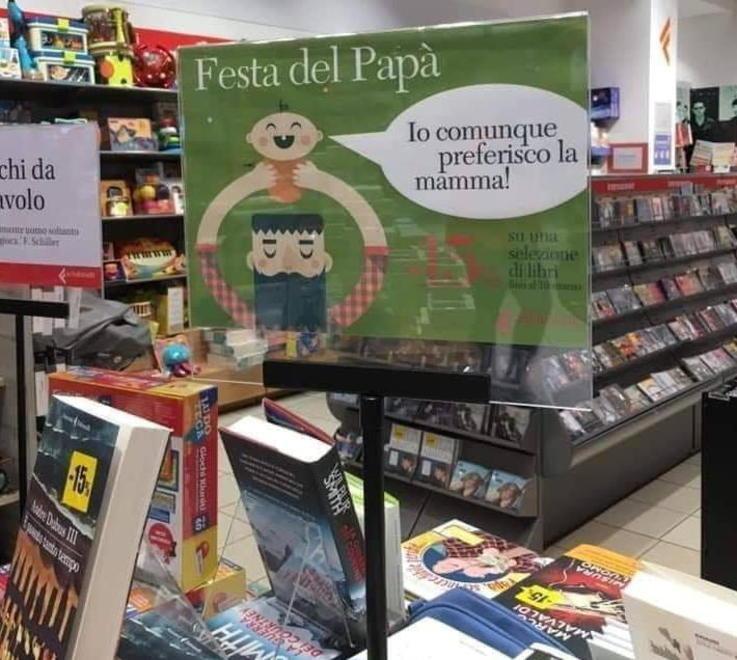 «Meglio le mamme»: lo spot Feltrinelli fa infuriare... i papà 