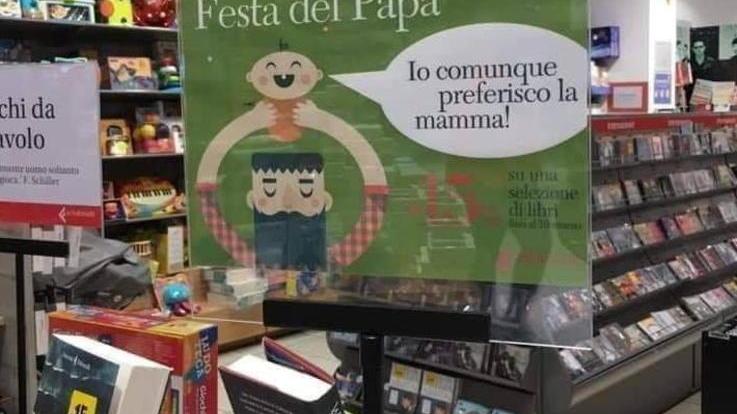 «Meglio le mamme»: lo spot Feltrinelli fa infuriare... i papà