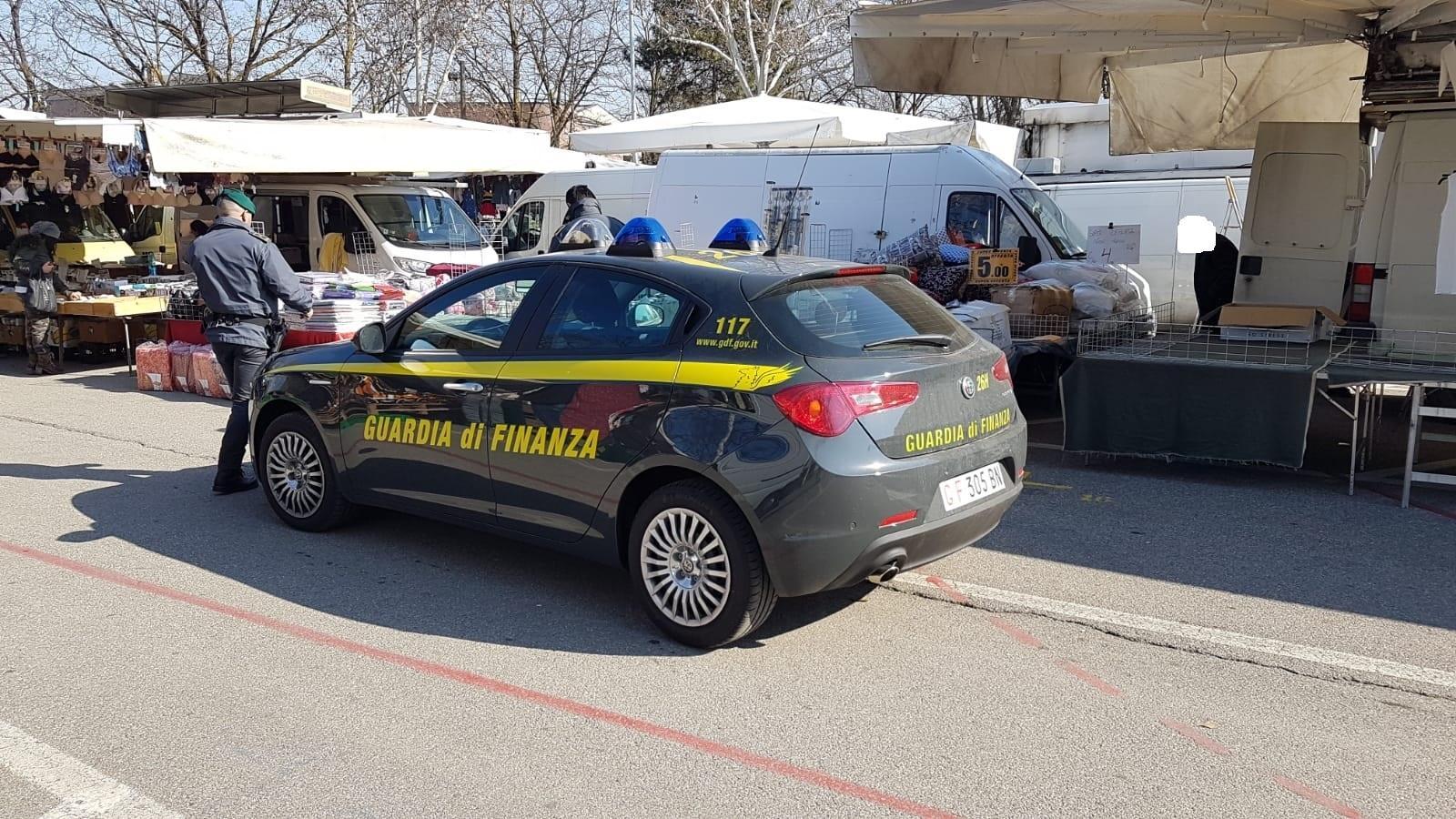 Blitz in tutta la provincia Finanza sequestra 17mila prodotti con marchi ed etichette contraffatte