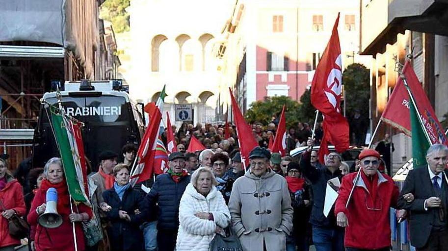 Stele al podestà-poeta a Massa, «la butteremo nel fiume»