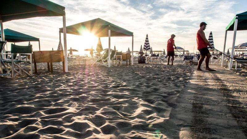 «Sfruttatori e nullafacenti». L’attacco di Flavio Briatore spacca il fronte dei bagni