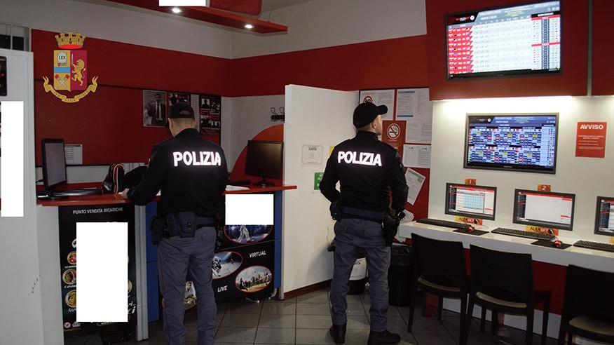 Carpi, sigilli a computer e schermi alla sala scommesse