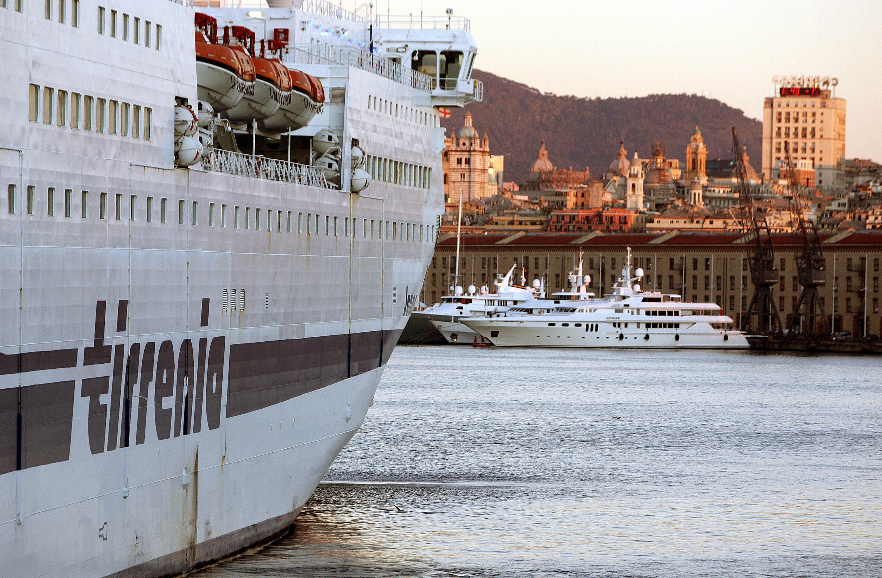 Una delle navi della flotta Tirrenia (gruppo Onorato) all’ingresso in un porto