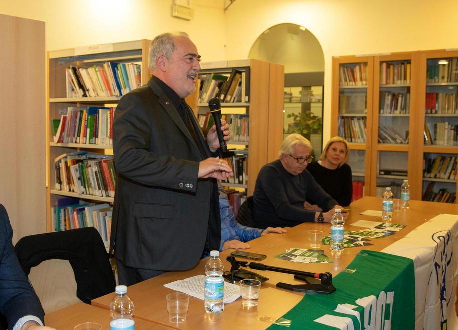Michele Moceri, 70 anni, avvocato, per dieci anni consigliere di opposizione sui banchi del consiglio comunale di Monsummano, mentre espone il suo programma nella prima uscita ufficiale da candidato a sindaco (Foto Nucci)