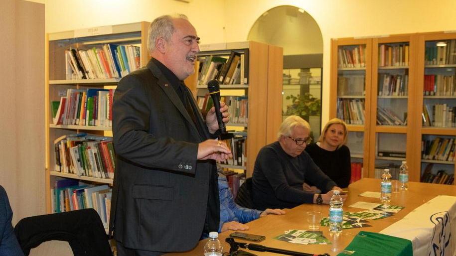 Michele Moceri, 70 anni, avvocato, per dieci anni consigliere di opposizione sui banchi del consiglio comunale di Monsummano, mentre espone il suo programma nella prima uscita ufficiale da candidato a sindaco (Foto Nucci)