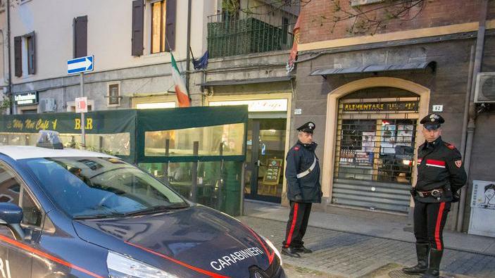 Vigili e carabinieri chiudono negozio di vicinato in via Piave