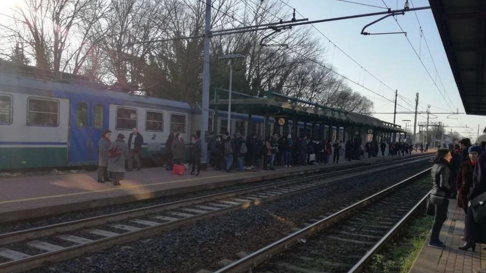 Cancellate otto corse Pendolari infuriati