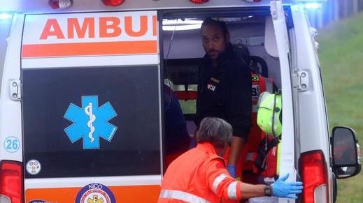 Cade mentre lavora Uomo resta ferito nel giardino di casa