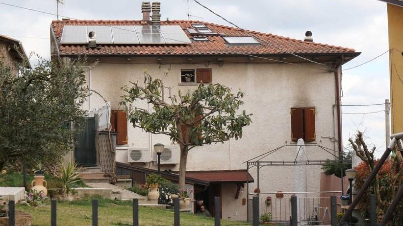 Villa in fiamme, la famiglia scappa dal tetto