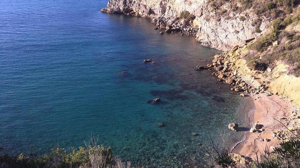 Cala del Gesso devastata da orde di turisti: il Comune vuole contingentare l’accesso