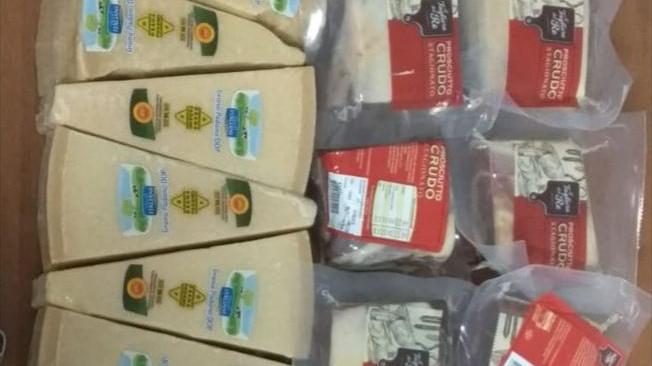 In giro per via Bologna con 8 chili di formaggio 7 di prosciutto, "sono rubati e devo rivenderli"
