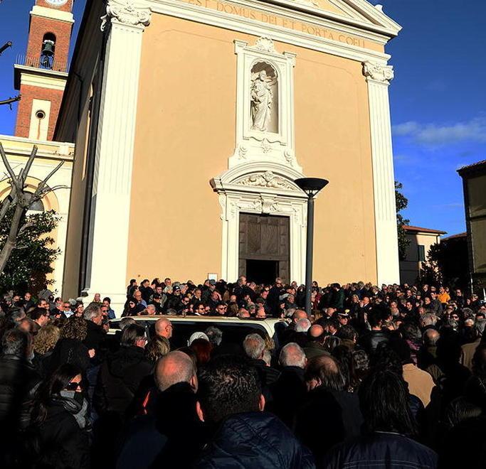 In Duomo e fuori oltre mille persone I figli: «Orgogliosi di nostro padre» 