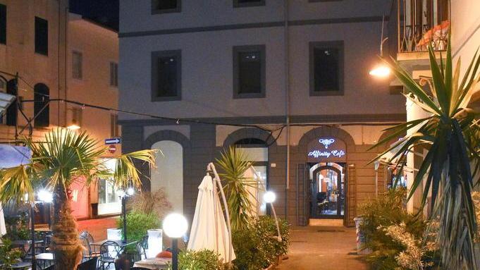 Aggredisce a pugni gli agenti arrestato per resistenza