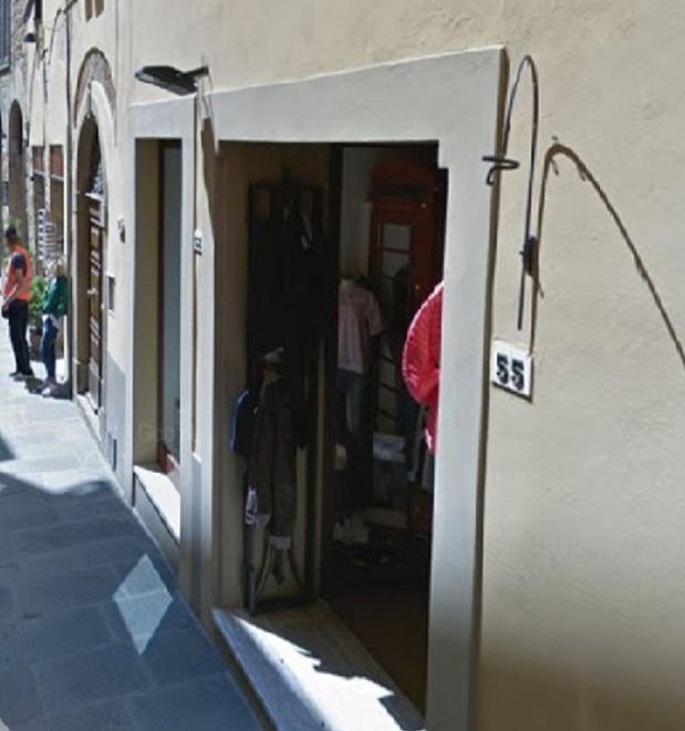 Vanno via con mille euro di vestiti e scarpe non pagati 