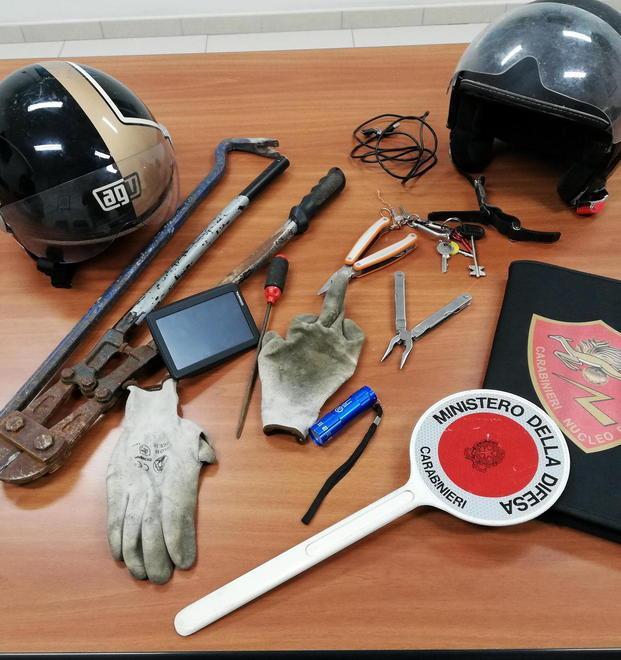Raid nei garage Coppia sorpresa dai carabinieri 