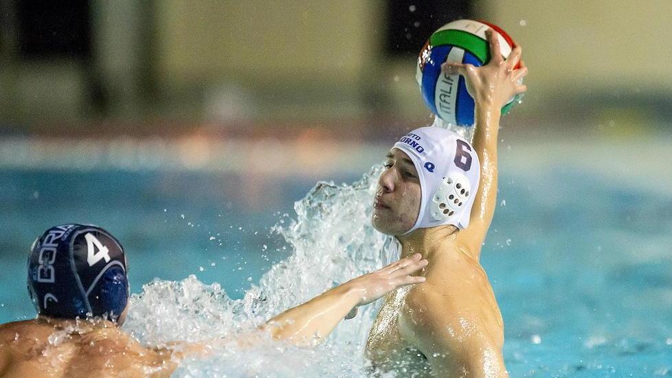 Paggini gioca a tennis 6 gol nella vasca del Nervi e Livorno è corsara