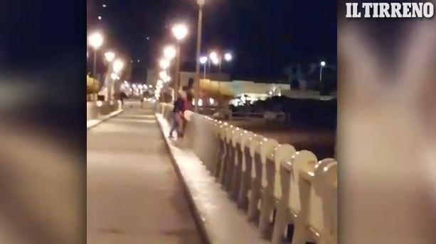 Ripresi mentre fanno sesso sul pontile di Forte dei Marmi - Video