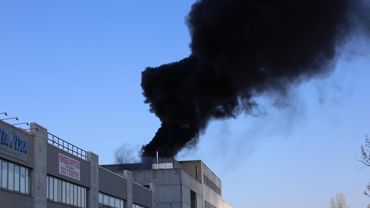 Modena, incendio alla Eternedile di via Finzi