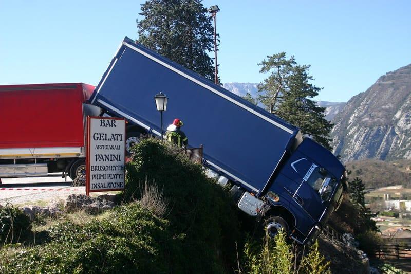 Camionista ferrarese muore in Trentino travolto dalla motrice del suo Tir 