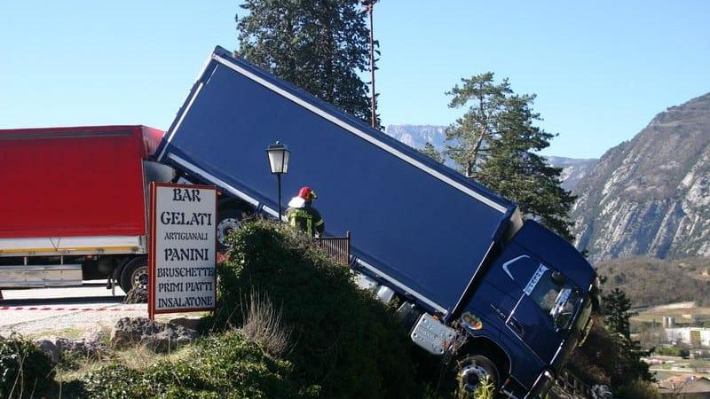 Camionista ferrarese muore in Trentino travolto dalla motrice del suo Tir
