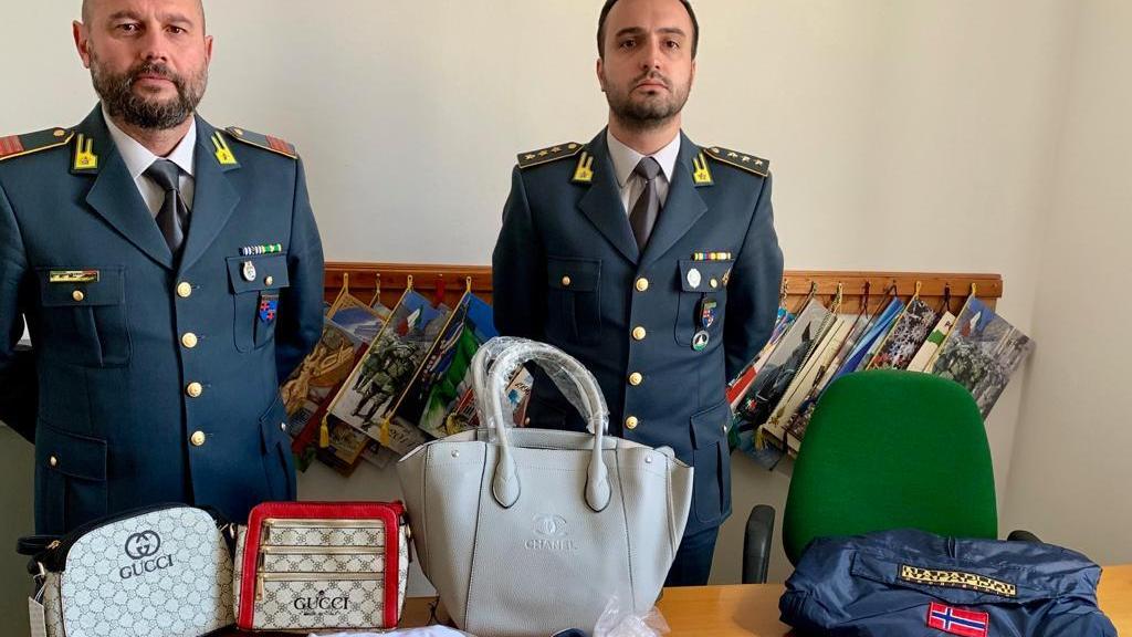 Blitz della Finanza, recuperati 1.200 capi con falsi marchi famosi