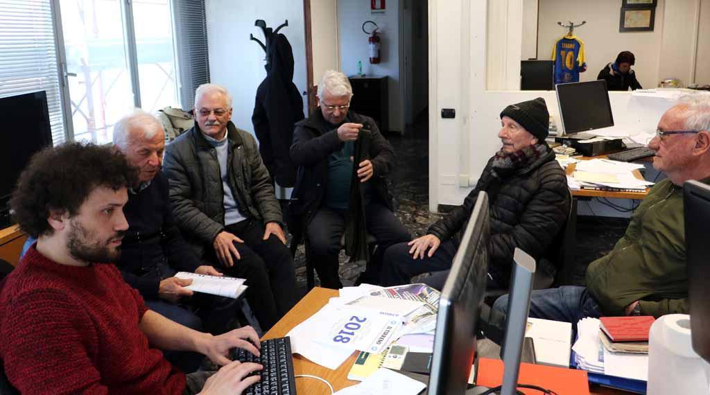 Gli ex operai del Nuovo Pignone nella redazione de Il Tirreno raccontano le loro storie al giornalista Libero Red Dolce (foto Cuffaro)