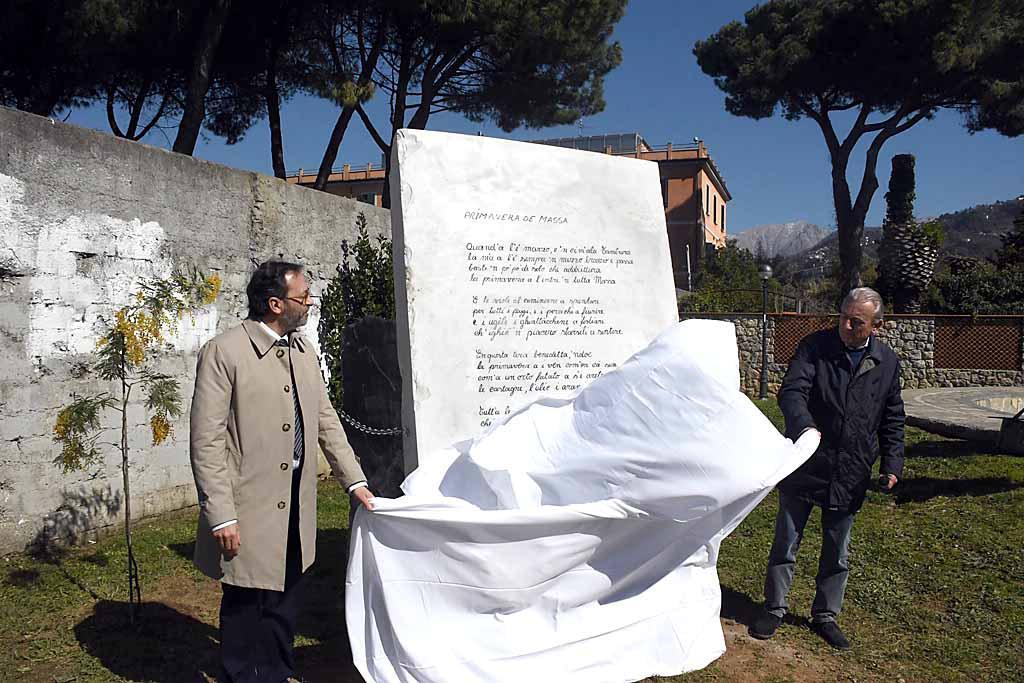 La stele viene scoperta il giorno dell'inaugurazione