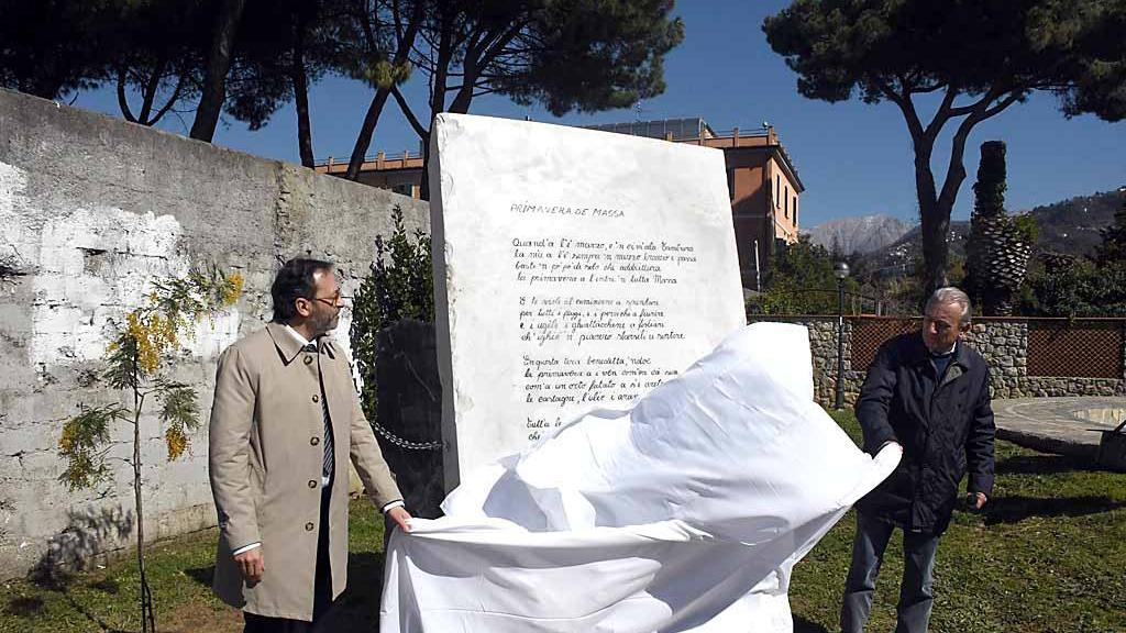 La stele viene scoperta il giorno dell'inaugurazione