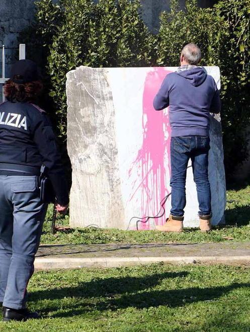 Imbrattata la base del monumento a Ubaldo Bellugi Bigini: provocazione 