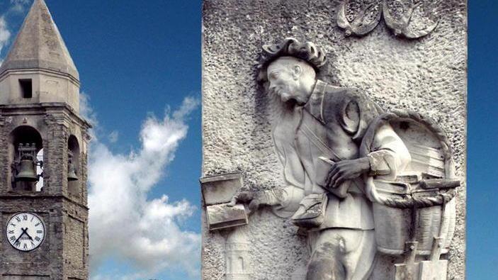 Il monumento ai librai erranti restaurato grazie al 5 per mille