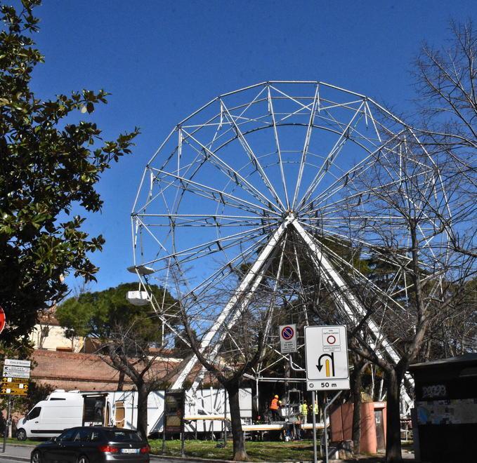 Via i sigilli, la ruota panoramica lascia la città 