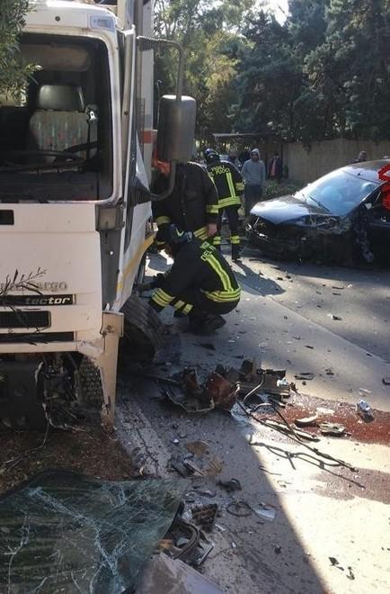 Auto contro camion della spazzatura Paura, 38enne ferito