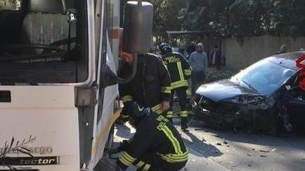 Auto contro camion della spazzatura Paura, 38enne ferito