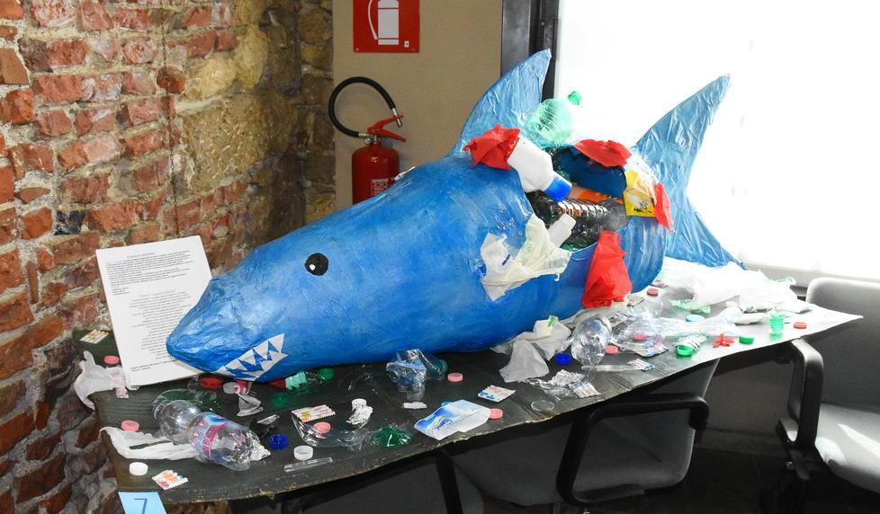 La borsa-scultura con materiali di scarto vince il contest sul riciclo indetto da Fiora 