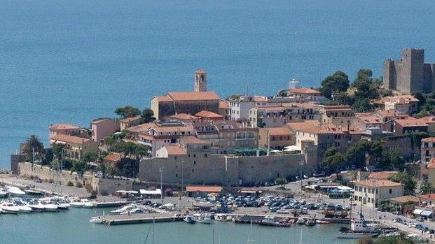 Blocco di marmo in mare contro la pesca illegale