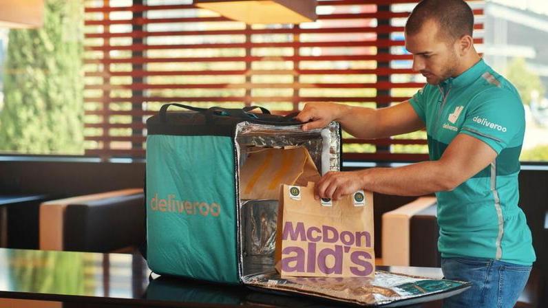 Ristorante a domicilio: Deliveroo sbarca a Livorno e cerca venti fattorini