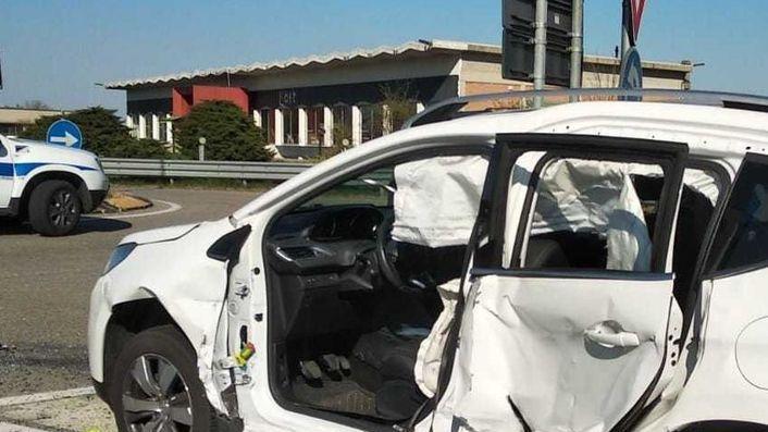 Schianto tra auto all’incrocio feriti una donna e un ragazzo