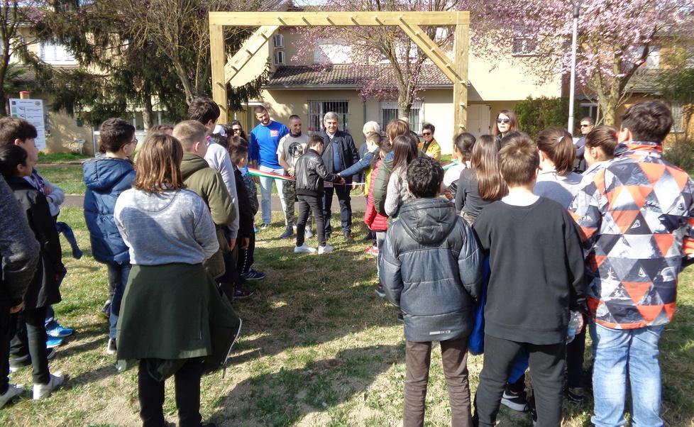 Attrezzi nel parco pubblico e una casetta dell’acqua