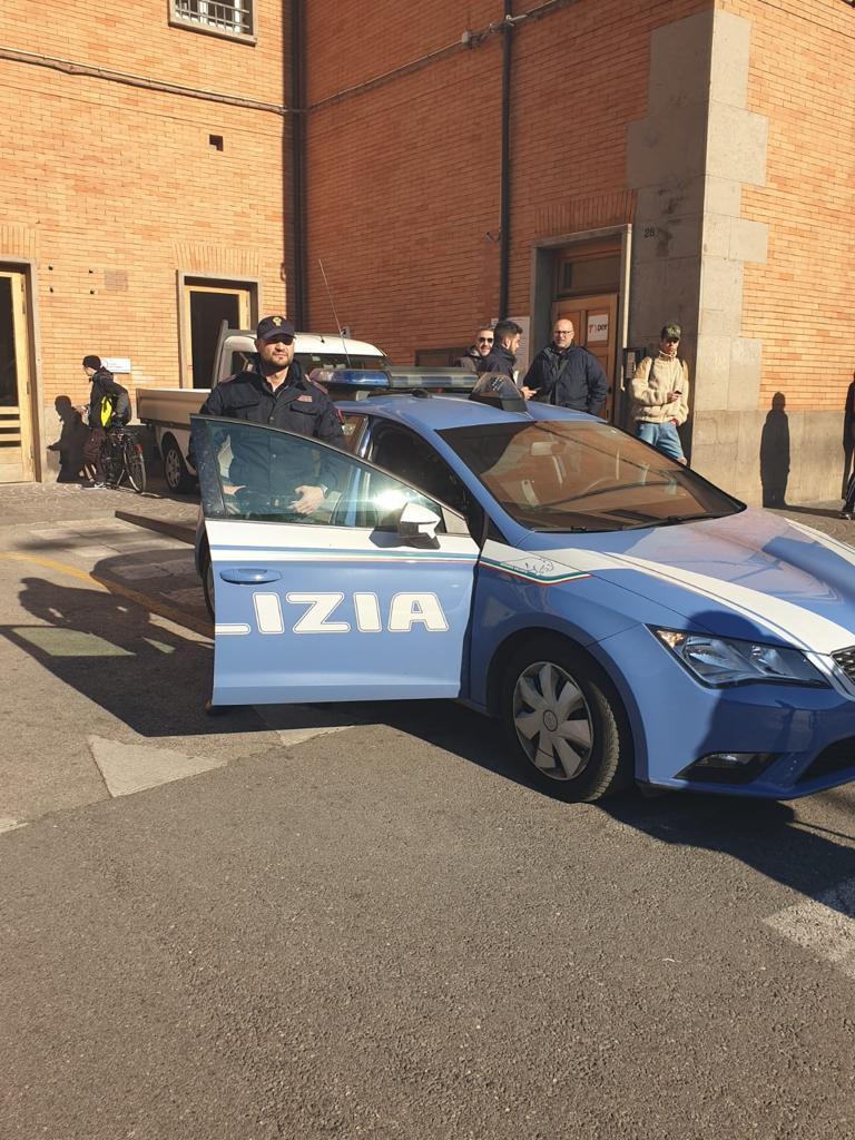 L'intervento della Volante della polizia alla stazione ferroviaria