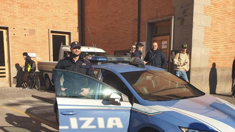 L'intervento della Volante della polizia alla stazione ferroviaria