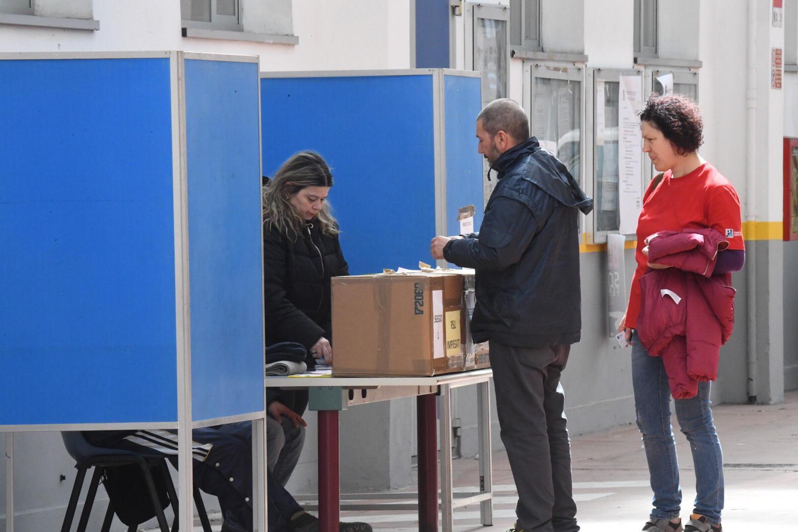 Operai al voto al seggio della portineria della Piaggio per il rinnovo della Rsu