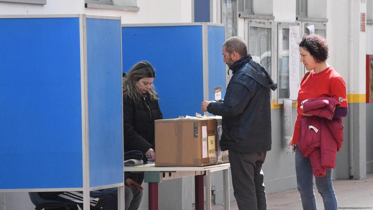 Operai al voto al seggio della portineria della Piaggio per il rinnovo della Rsu
