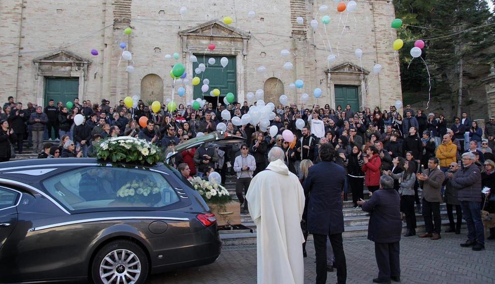Una folla commossa per l’addio a Gaia. Il padre: «Ricordatela nei momenti felici» 